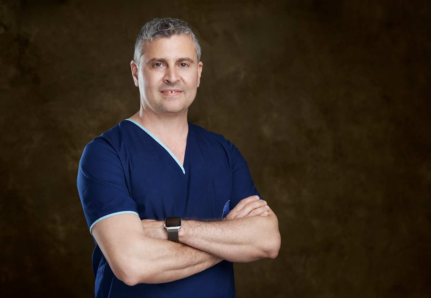 Dr. Juan Pablo Casasco en consultorio, neurocirujano funcional en Buenos Aires